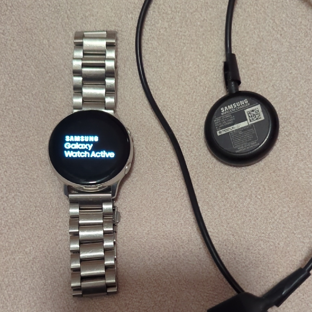 Samsung Galaxy Watch Active - Silver with Charger